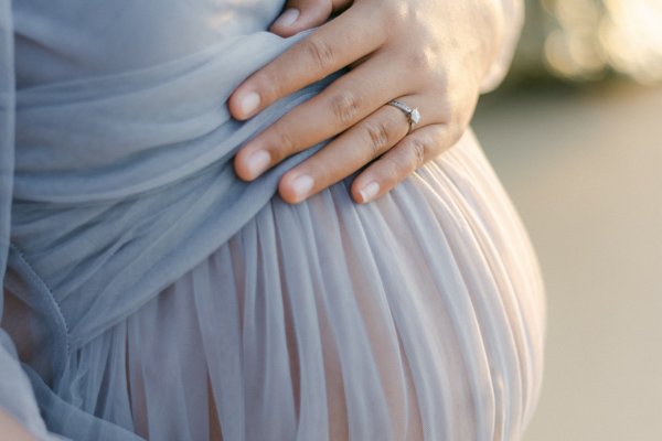 V porodni&scaron;nici Postojna je lahko spet partner pri porodu 