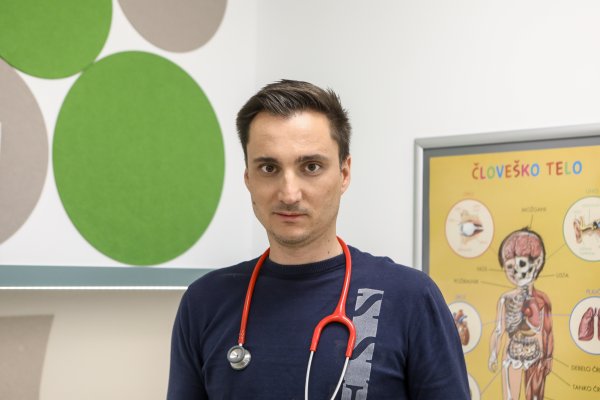 Dr. med., spec. pediatrije Denis Ba&scaron;: ''Cepljenje spodbudi na&scaron; imunski sistem, da ustvari protitelesa in spominske celice.''