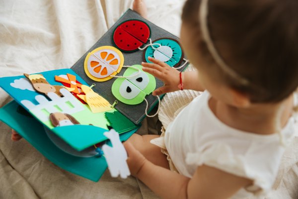 Otro&scaron;ki svet v knjigi brez besed!